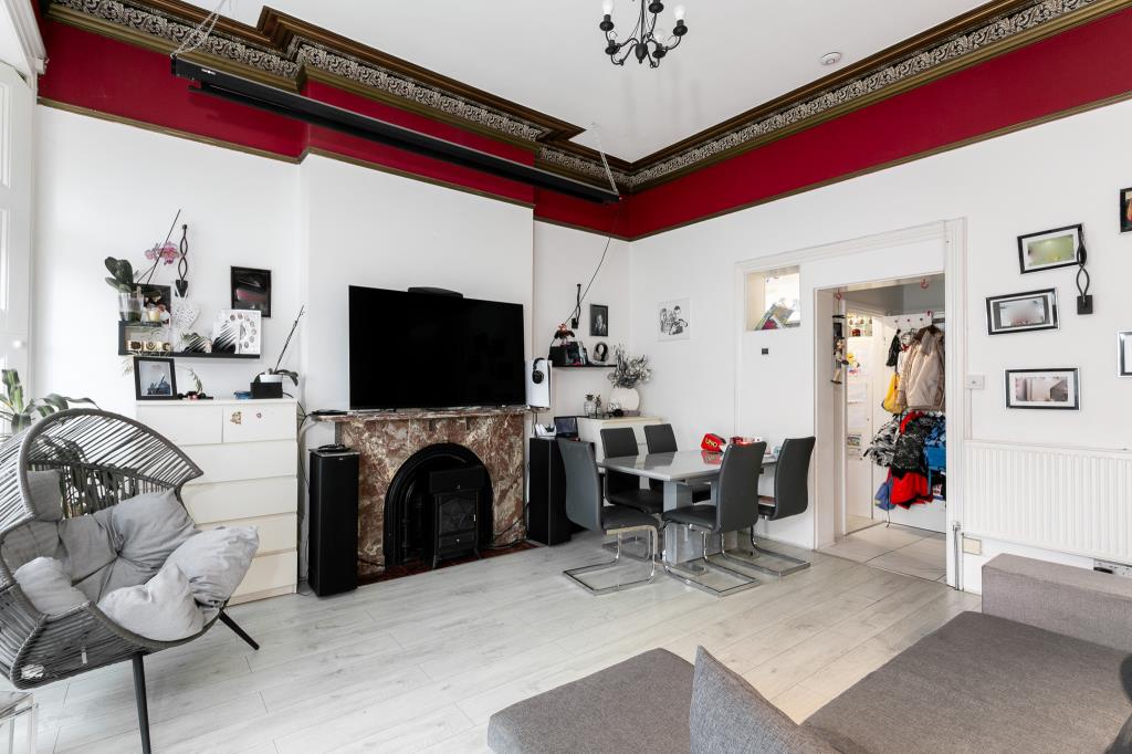 Lot: 42 - SUBSTANTIAL FREEHOLD INVESTMENT - General example of internal room